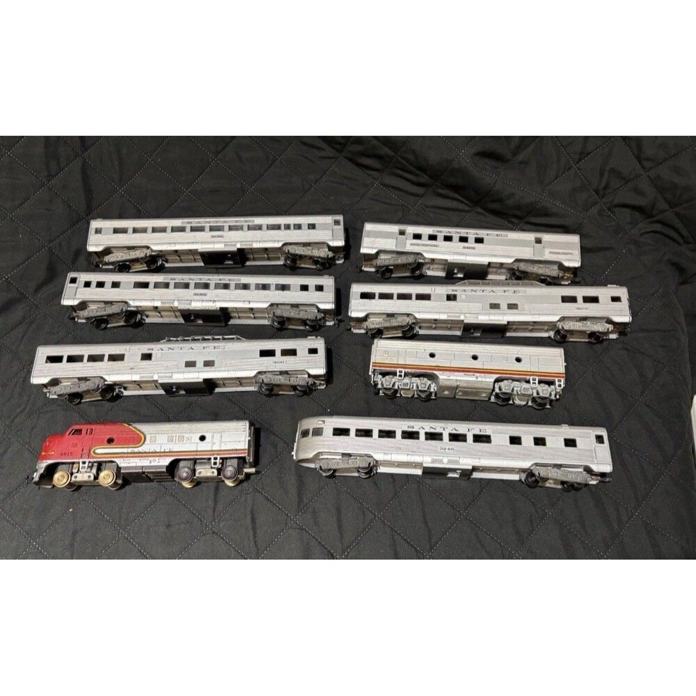 Vintage Tyco HO Scale Santa Fe Warbonnet F9 Locomotive 4015 & 7 Passenger Cars